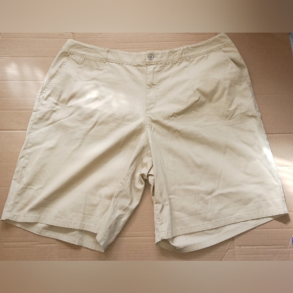 NWT- Cato Plus Size Women’s Sand Classic Shorts With Pockets Size 22W - Picture 1 of 8